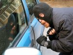 Двух курян поймали, когда они разбирали на части чужой автомобиль Двух курян поймали, когда они разбирали на части чужой автомобиль