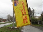 На Магистральной свалился билборд, против которого местные боролись год На Магистральной свалился билборд, против которого местные боролись год