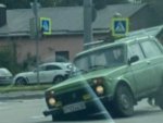 О ДТП в центре Курска: машина провалилась колесом в яму