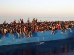 Кризис с мигрантами в Европе: более 500 человек спасены у итальянского острова Кризис с мигрантами в Европе: более 500 человек спасены у итальянского острова